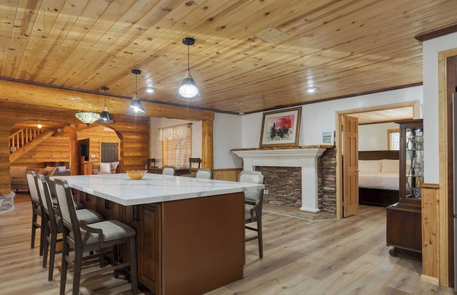 Pinetree Place by Avantstay Group Cabin w/ Hot Tub Minutes to the Lake - Photo 90
