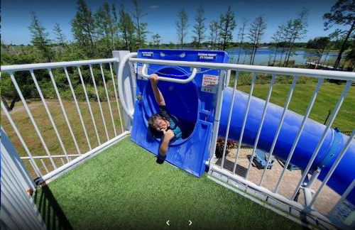 Lakefront Mansion on 10 Acres - Sleeps 15-45 - Foto 50