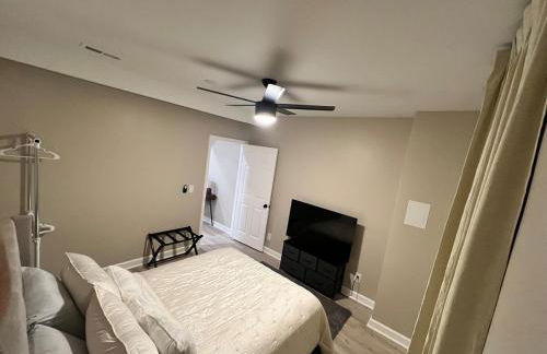 Modern Basement Retreat 2BR King suite - Foto 41