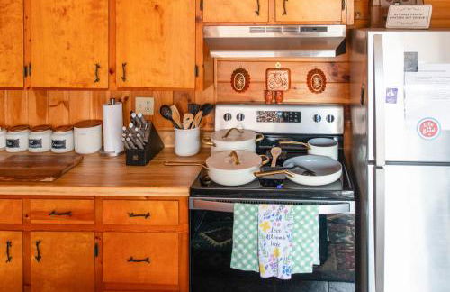 Hot Tub, Fire Pit and Lake Access! Almond Cabin - Foto 9