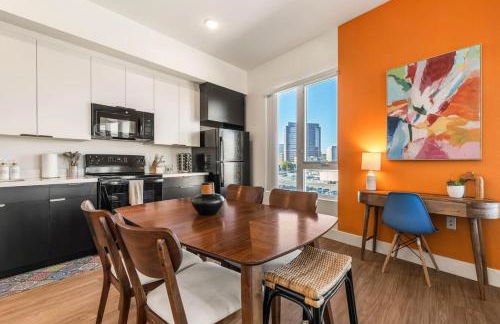 Stylish 2BD Haven with Scenic DTLA Views and Parking - Foto 38