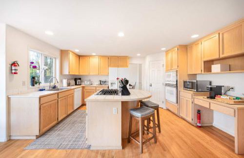 Brier 5BR Retreat w Pool Table Deck Central AC - Foto 9