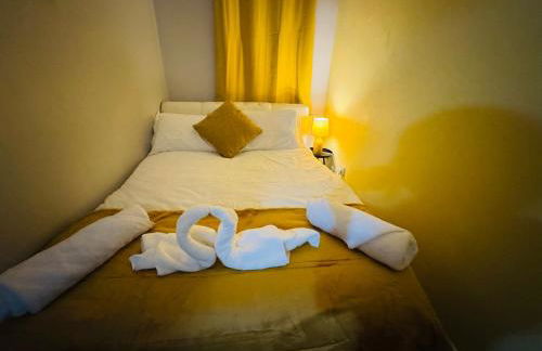 Luxury 2-Bed Apartment,Office with Built-In TV King Bed, Private Entrance and free Parking - Foto 25