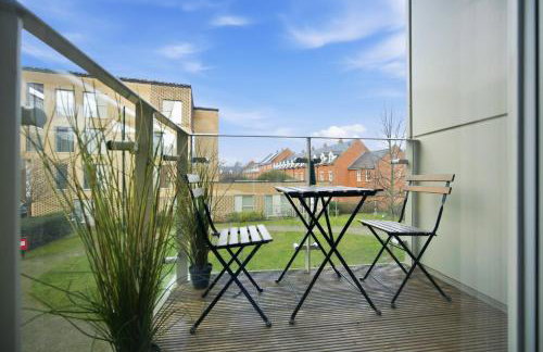 Steps from Train Station - Modern 2-Bedroom with Balcony & Cambridge Amenities, Family Friendly - Foto 7