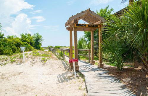 NEW LISTING! Centrally Located with Pool and Beach Views - Foto 27