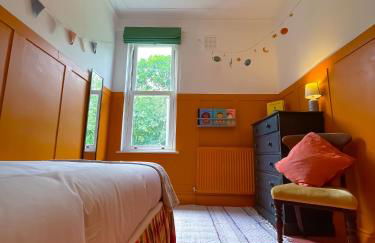 Spacious home in Leeds ideal for gatherings with free parking - Foto 52