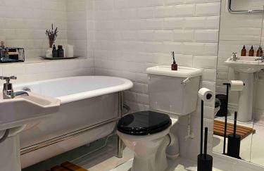 Entire Industrial Style Apartment With Free Parking & Wifi - Foto 11