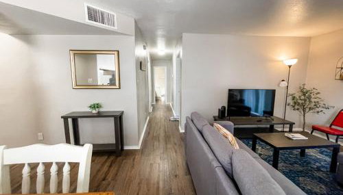 Spacious 3BR Retreat with Pool and Prime Location - Foto 2