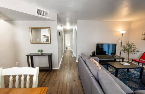 Spacious 3BR Retreat with Pool and Prime Location - Foto 2