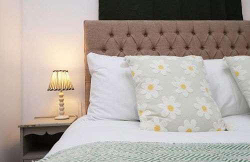 Modern 3 Bed - M4 ACCESS - Wi-Fi - Photo 47