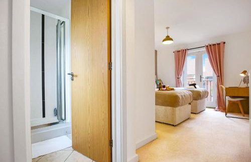 Middleton House with Free Parking, Fast-Wifi, SmartTV and Garden by Yoko Property - Photo 9