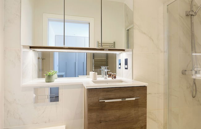 Elegant 2 Bed Flat with Balcony in Finchley - Foto 17