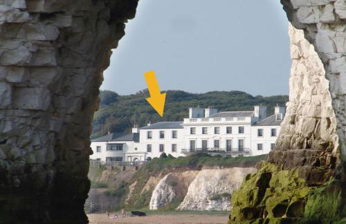 Broadstairs Beach Holiday Apartments, seafront stays opposite Kingsgate Bay with a parking space - Foto 1