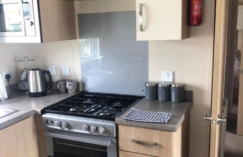 Seaside 2-Bed Caravan Retreat - Sleeps 6 & Parking - Foto 13