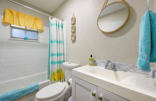 Hook, Line and Leisure Lakefront Gem with Porch! - Foto 29