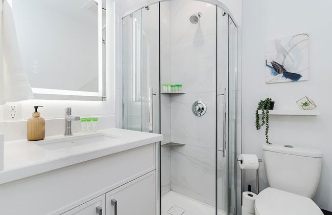 Elegant Suite—Near Kensington Market, Sleeps 8 - Foto 26