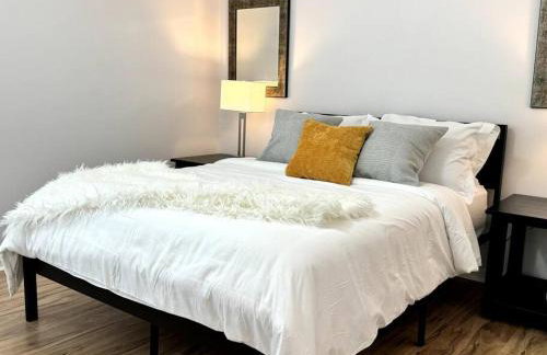 Bright Spacious Renovated Home Master on Main - Foto 21