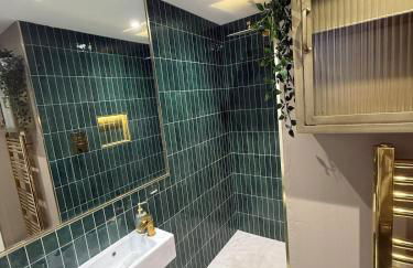 Large stylish home with Games room 5 bedroom sleeps 11 free WiFi and parking - Foto 15