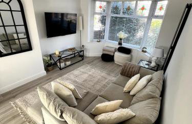 Spacious, cosy & stylish 3 Bed Home in Salford, near Trafford Park - Free Parking - Foto 2