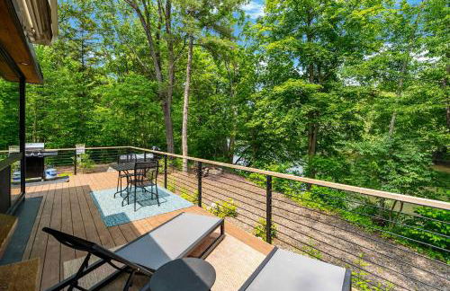 Modern Riverside Cabin w Hot Tub Fire Pit Kayaks - Foto 25