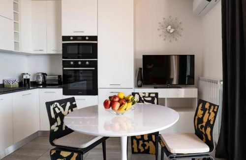 Apartment Lights on the Lake Zweizimmerwohnung mit Terrasse und Pool by Interhome - Photo 12