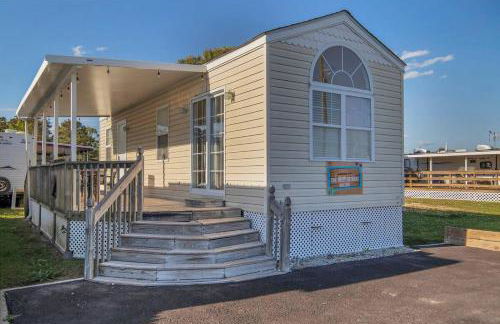 Surf City 2BR Model Home with Pool and Boat Ramp Access - Foto 1