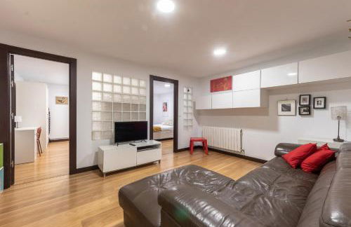 Tranquilo con Wifi y cercano al metro - Foto 2