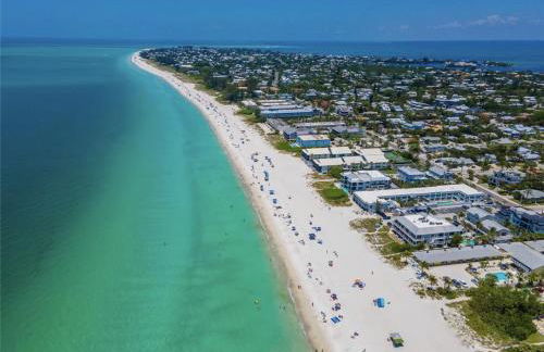 AMI/Holmes Beach - 3/2 Home - Private Heated Pool and Yard - walk to beach - Photo 23