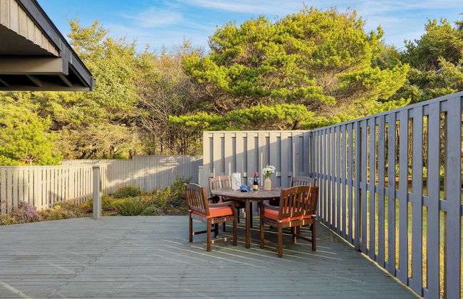 Half Block to Beach w/ Oceanview, Patio + Balcony The Shore Pine by Avantstay - Foto 30