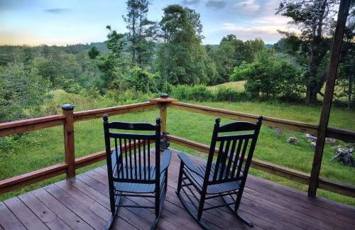 Hot Tub, Private 3 Bed Lodge, 1 mile from Blue Ridge Parkway, Giant Jenga, Families Welcome! - Foto 3