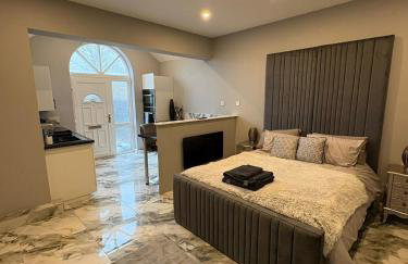 The Norwich Hideaway - Private Hot Tub - Photo 1