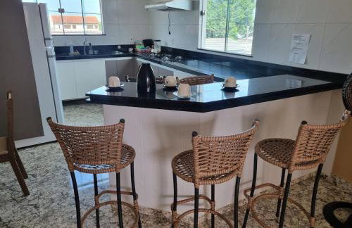 Casa espaçosa, Mobiliada e bem localizada - Foto 17