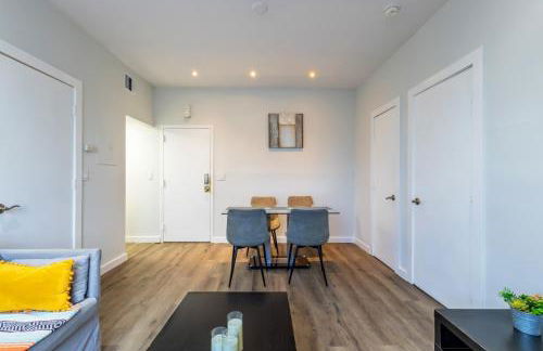 Coastal 2BR Escape | Walk to Beach & 2 Queen Beds - Foto 12