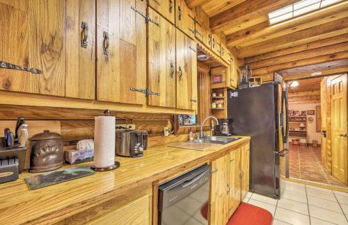Log Cabin Sanctuary in Inverness with Furnished Deck - Foto 6