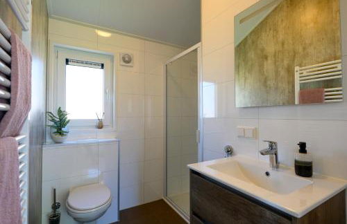 Chalet Charleston 066 mit eigener Terrasse am Wasser - Foto 6