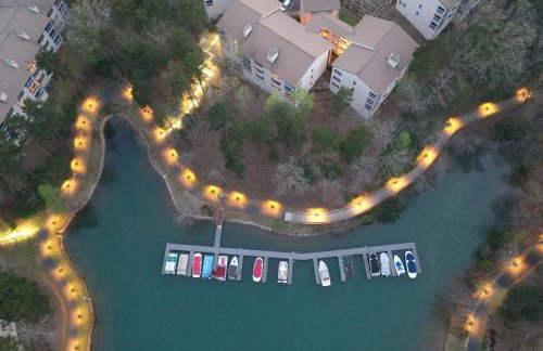 Lake front Keowee Condo with Balcony & Resort Amenities! 20 min to Clemson condo - Foto 35