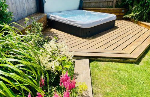 The Cuckoo's Retreat - Luxurious home with private garden & jacuzzi - Photo 2