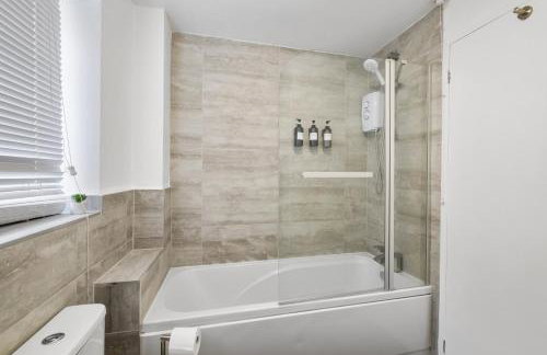 Stylish 1 Bed Apt 4 Min to Airport WiFi & Parking - Foto 16