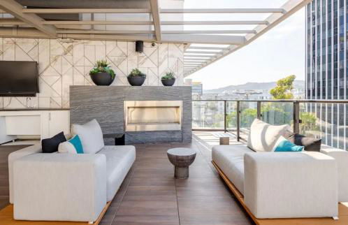 Hollywood Penthouse with Balcony & Pool View - Photo 45