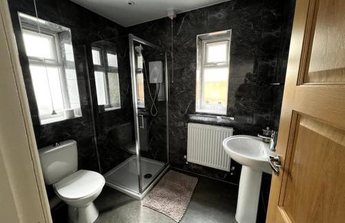 4 Bedroom House Coventry Sleep 7 with 3 Parking Spaces - Foto 23