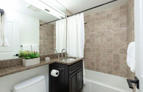 Updated 3BR, 3BA with Pool - Steps to Town - Foto 9