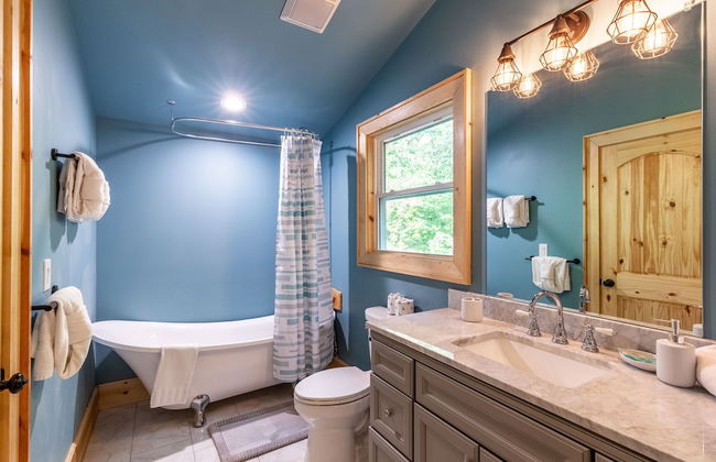 Stunning 2BR Cabin with Mountain Views - Foto 19