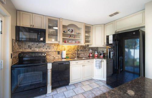 Family Home with Pool, Game Room, and Grill Near Disney - Foto 37