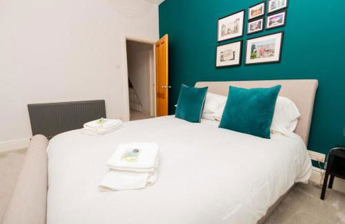 Charming Getaway - 3BR Home in the Heart of Chester - Photo 32