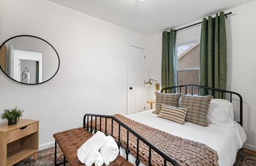 Urban Oasis Cozy Home Near Downtown with Game Room and Firepit - Foto 27