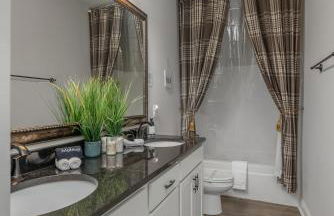 Modern Regional Art Gallery Home - Spacious & New! Tv in each room - Foto 27