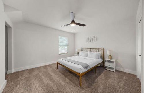 Spacious 6 Bed House near Airport, Pet-Friendly, Close to AFB - Photo 21