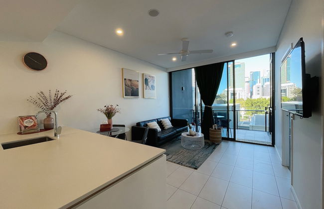 Charming Urban Retreat - Photo 12