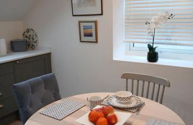 Luxury 1 bed apartment close to Airport and Exhibition centre ideal for short long term stays very cosy nicely furnished for comfort with all mod cons FreeParking on site Free WIFI - Foto 25