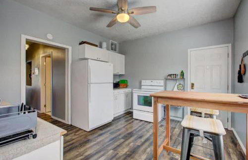 Red Bench Cottage Ideal location near parks, trails, skiing, hiking, biking, shopping extended stays welcome - Photo 6